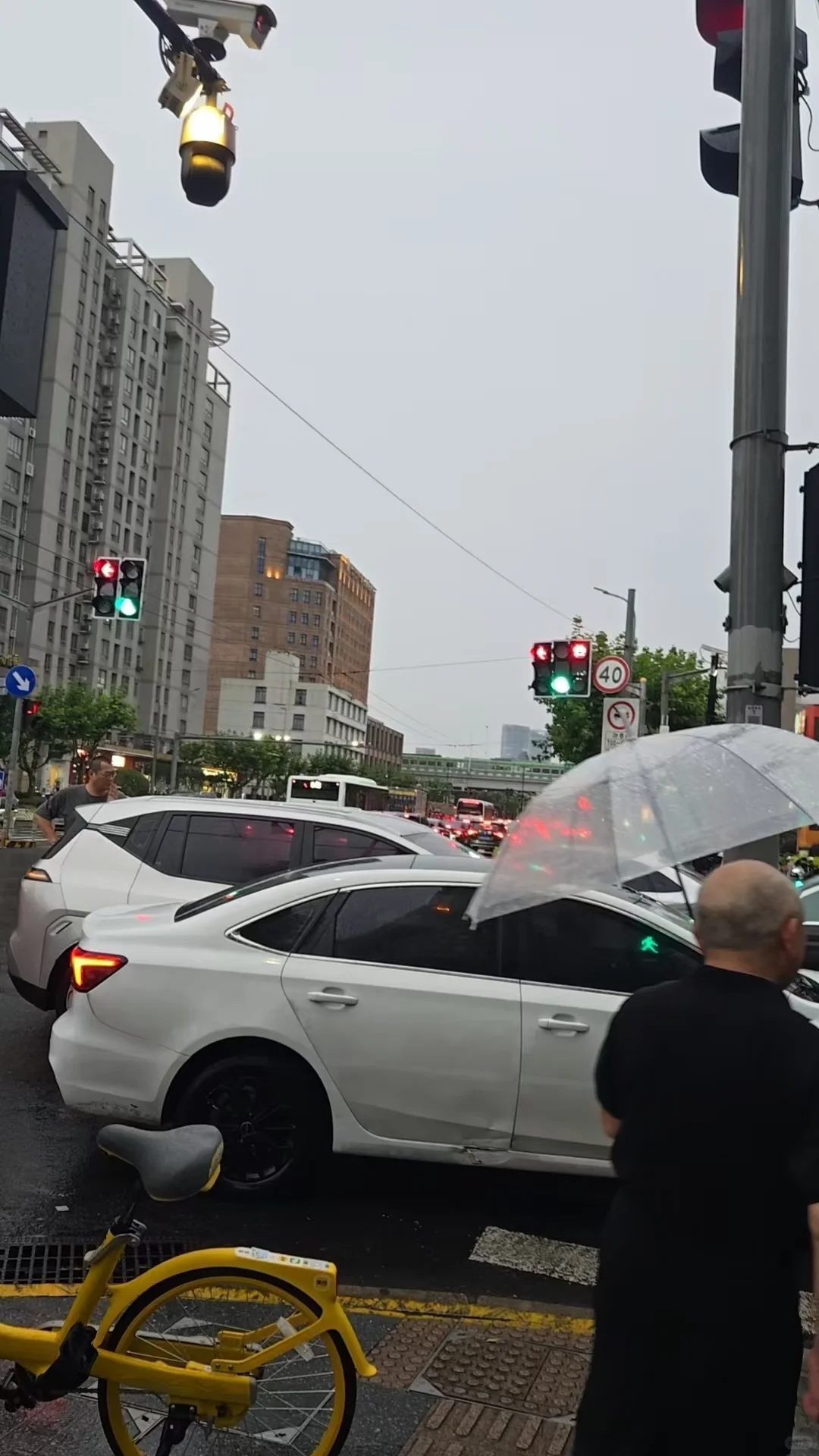 众所周知，我去年买了两套老破小，“杨浦的”和“一楼的”。昨天的大暴雨，风评受害最严重的便是“杨浦”和“一楼”这组关键词。可以说双重buff叠满了😂
今天一早就有群友问，群主你的房子还好吗？
讲真，杨浦那套一点影响也没有。
首先杨浦这套是高楼层，路面积水最多影响一楼，高楼层不受影响。
那小区街道总归有影响吧？
正巧昨天去杨浦换租签约，到达时雨已经停了，三个小时的雨量据说有7个西湖水那么多，但长阳路宁国路以及小区路面并无积水图2。可能得益于大桥街道排水系统做得好。
而我一楼老破小其实是普陀的。比起杨浦确实更担心这套一楼。但当初买房时就考量过，小区地势比周边小区更高，理论上就算昨天这种极端天气也不受影响，问了一下租客果然没事图3
回过头来想之前我还给朋友建议过鞍山一楼老破小，还好价格没谈妥，想想真是后怕
这次大暴雨很多人说，老破小一楼更不能买了，但如果提前了解小区地势高低，美丽家园排水是否做好了，最好是查一下小区往年有没有被淹过的经历（侧面反映小区地势和排水），买房前做好调研，避开某些小区，合适的一楼也不是不可以买，再说了，极端天气也不是年年有不是吗？
你觉得一楼可以买吗？ #上海买房 #市区老破小 #老破小主理人 #一楼的房子 #暴雨原笔记配图 3